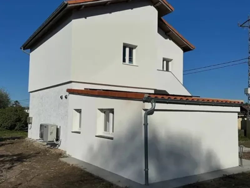 Vista trasera del edificio del albergue de peregrinos de Cadavedo