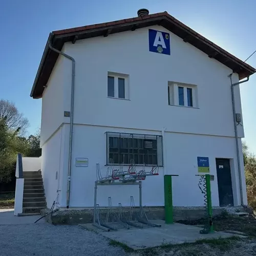 Fachada del albergue de peregrinos de Cadavedo