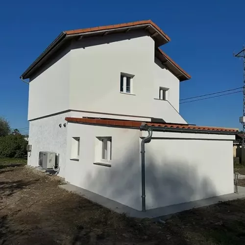 Vista trasera del edificio del albergue de peregrinos de Cadavedo