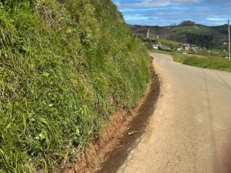 Limpieza de cunetas en la carretera local de Paredes